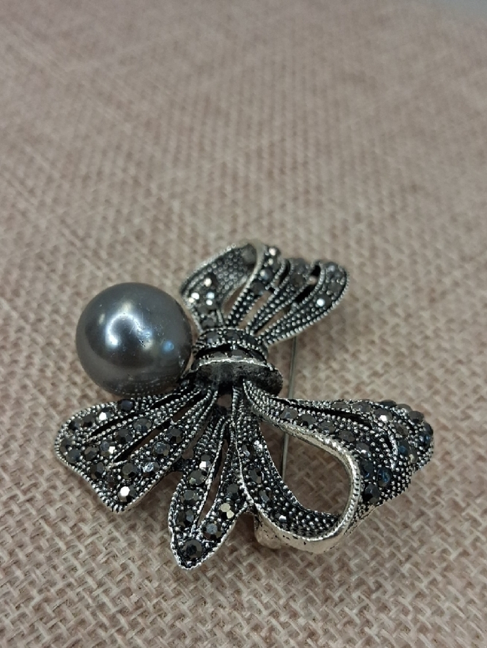 Silver Tone Bow Pearl Rhinestone Brooch Gray Faux Pearl Statement Pin One Size - Picture 2 of 6